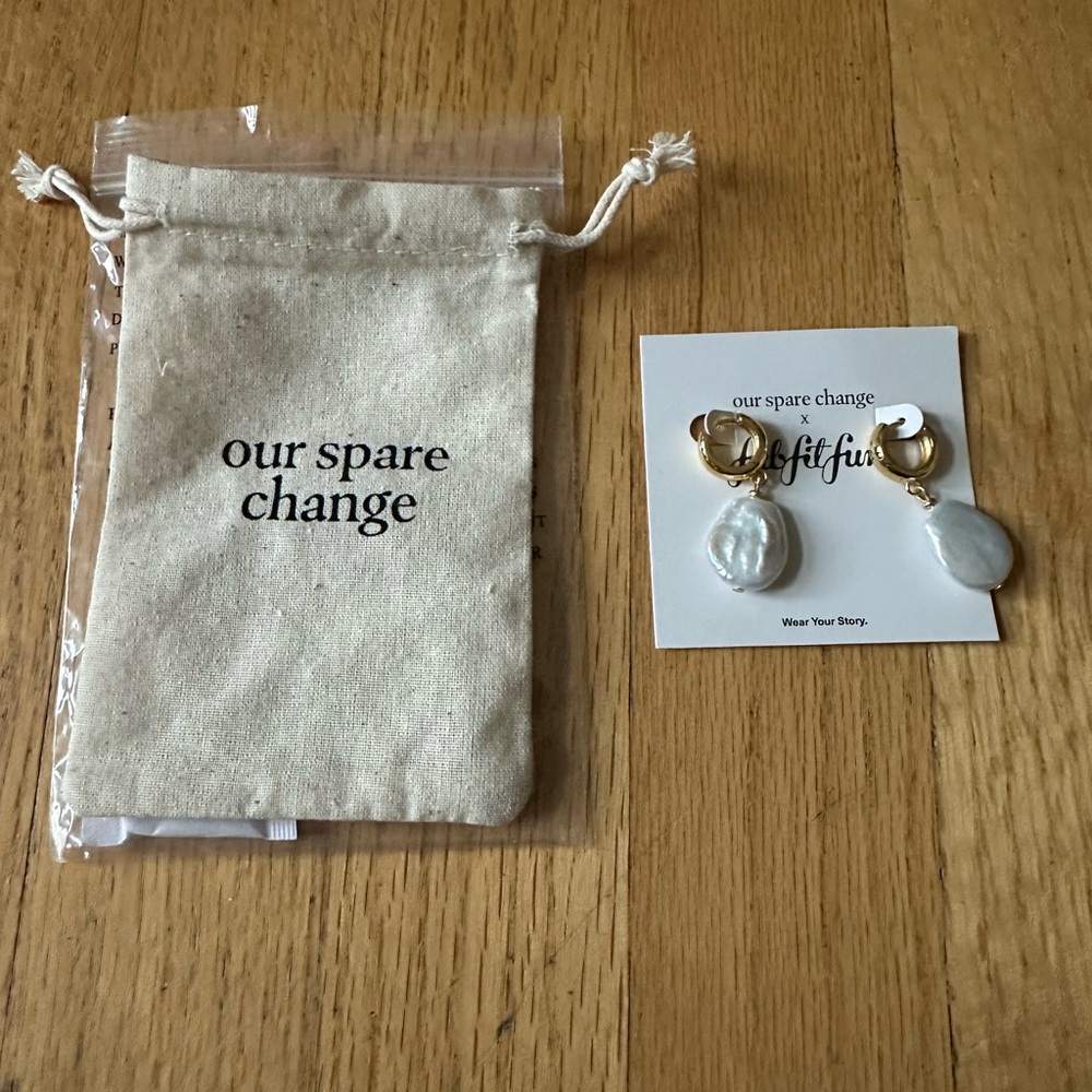 OUR SPARE CHANGE Isla Pearl Earrings